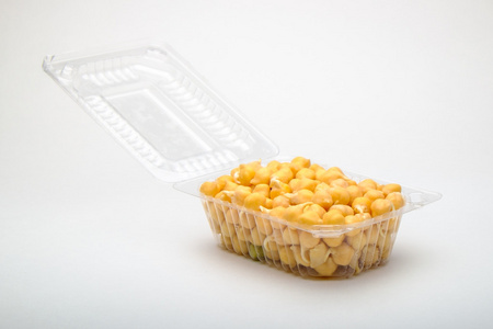 鹰嘴豆在一个塑料盒