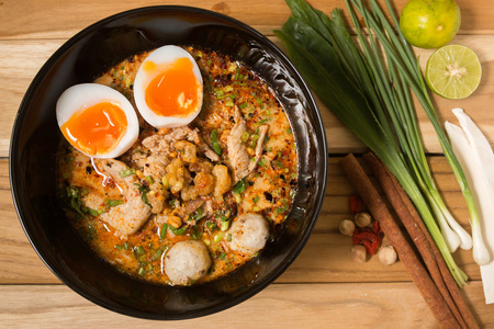 泰国面条碗里的汤味道香辣牛肉面和如煮