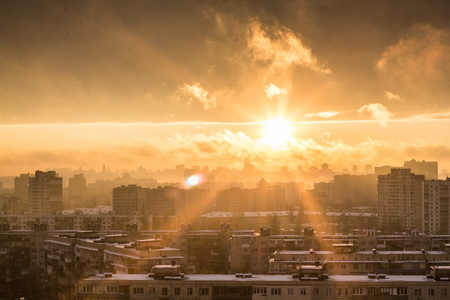 橘黄色的夕阳，在城市上空