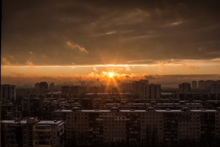 橘黄色的夕阳，在城市上空