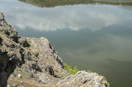 在湖背景的苔藓岩石