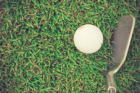 高尔夫俱乐部和球在草复古色调