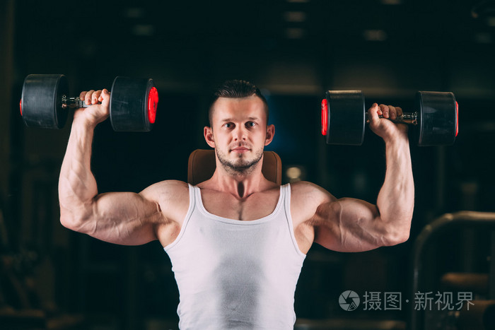 体育, 健身, 举重, 生活方式和人的概念 —— 哑铃展示肌肉在健身房的