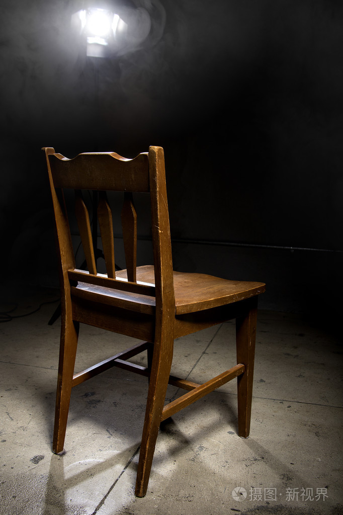 在一个黑暗的恐怖监狱的椅子