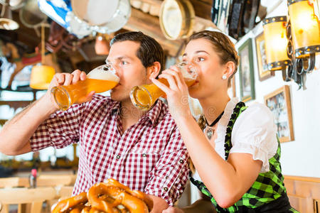 一对夫妇在巴伐利亚餐厅喝啤酒