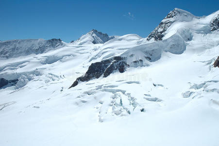 瑞士Jungfraujoch附近的裂缝冰和雪