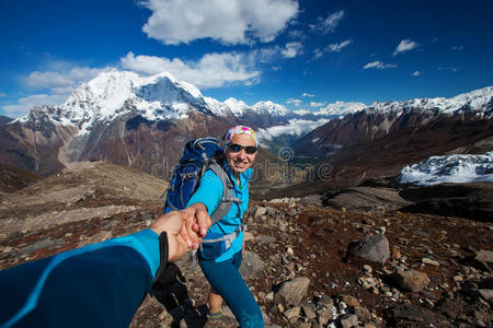 在喜马拉雅山徒步旅行的徒步旅行者