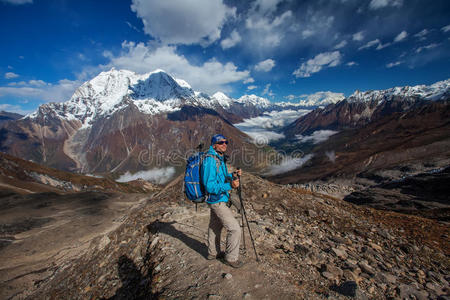 在喜马拉雅山徒步旅行的徒步旅行者