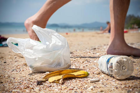游客留下的海滩上的垃圾。