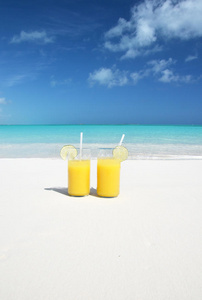 海滩上的橙汁