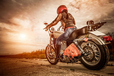 骑摩托车背影图片