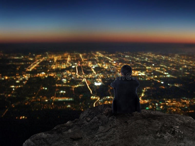 商人坐在洛基山上，有城市夜景
