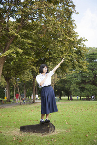 女孩站在一块木头上。