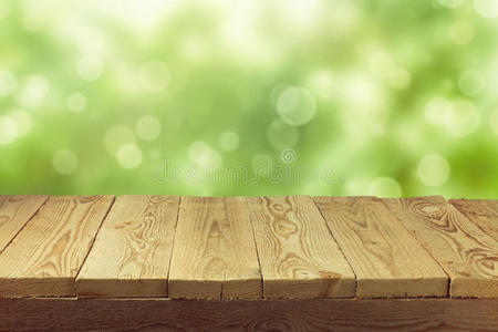 空木甲板桌子与树叶波基背景。 准备好产品展示蒙太奇。