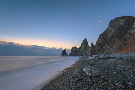 清晨霜冻的早晨，在海滩上的四个岩石角。