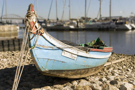 的彩绘在布鲁斯的木桌上的小白皮书包的马铃薯薯条海小船和小的捕鱼船