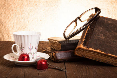 一杯咖啡，舒科拉德，眼镜和一叠旧书在O上