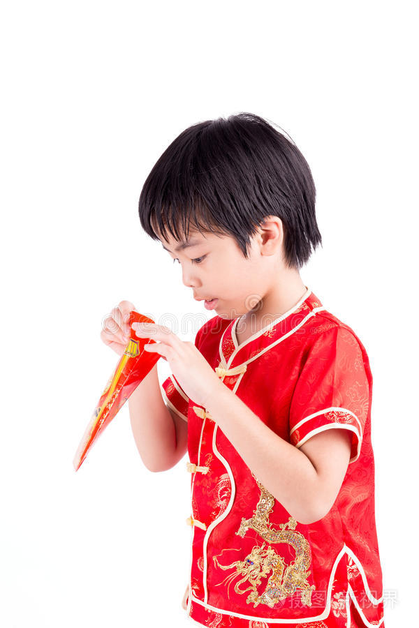 传统中国旗袍的可爱亚洲男孩