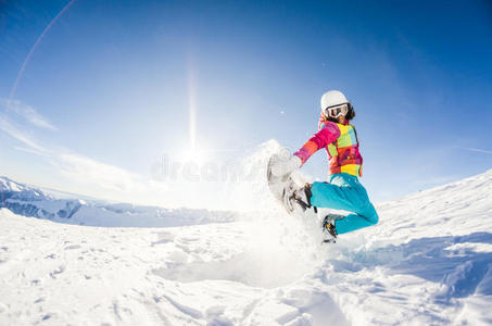 女孩在滑雪板上玩得很开心