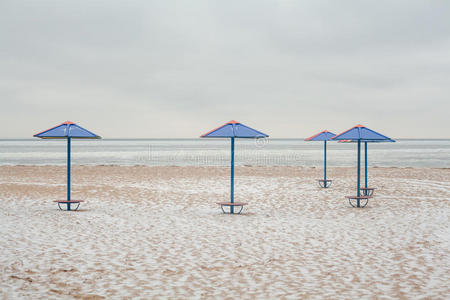 冬天的海滩雨伞