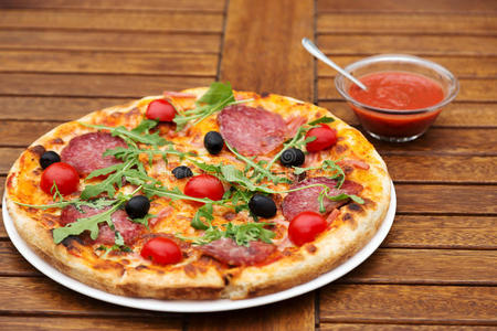 美味的意大利披萨放在木桌上