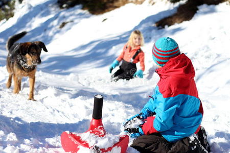 孩子和狗在雪地里