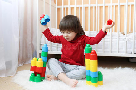 快乐2岁幼儿玩塑料块