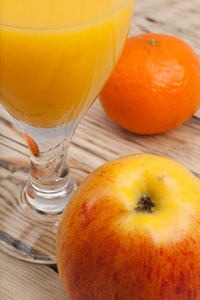 果汁配苹果和橘子。
