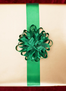 带绿色丝带的礼品盒