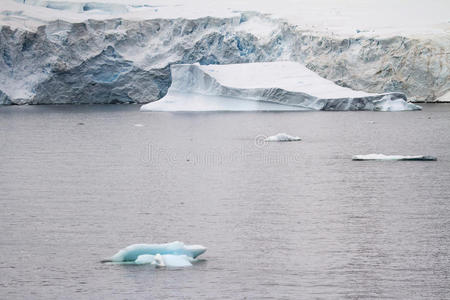 南极洲冰山和海岸线