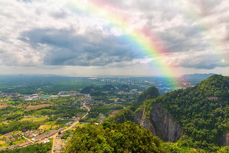 美丽的风景，天空中有彩虹