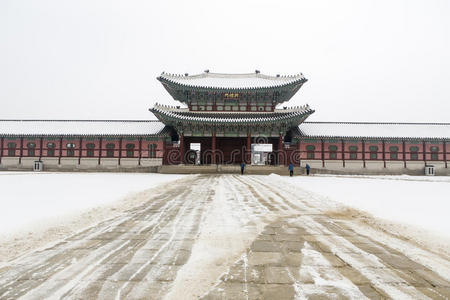 美丽的京博宫在灵魂，韩国雪下，冬天