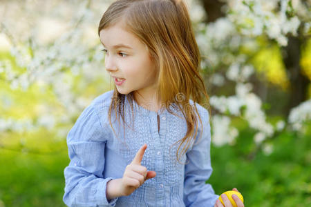 可爱的小女孩在复活节的花园里玩