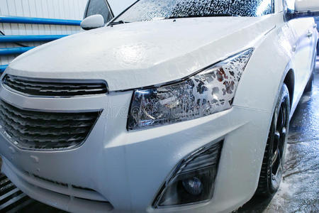 洗车时用泡沫覆盖的汽车