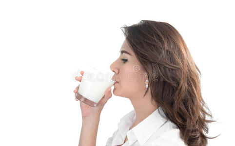 喝牛奶的年轻女人