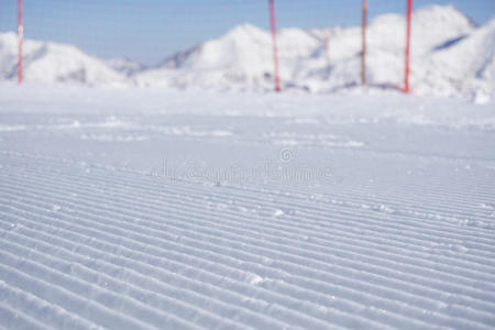 滑雪道上的新雪地马夫道