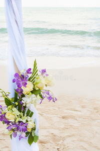 美丽的婚礼装饰在海滩上