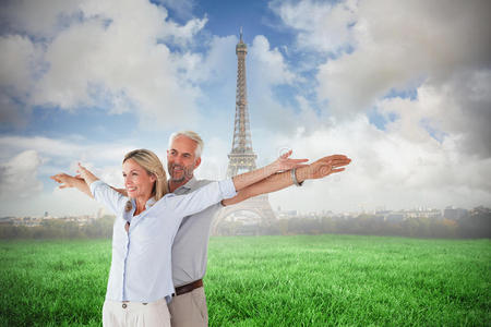 幸福的夫妇站在伸出手臂的复合图像