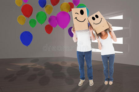 成熟夫妇头上戴着盒子的复合图像
