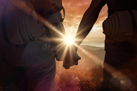 牵手漫画图像搭便车徒步旅行夫妇站在路上牵手的复合图像照片