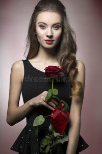 带玫瑰的情人节女孩