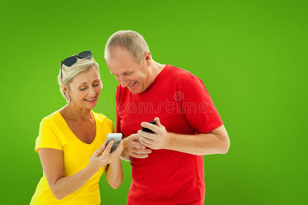 幸福成熟夫妇一起看智能手机的复合图像