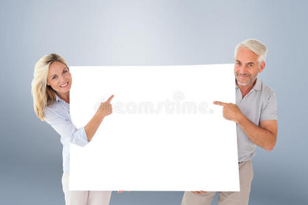 幸福夫妇抱着并指向大海报的复合图像
