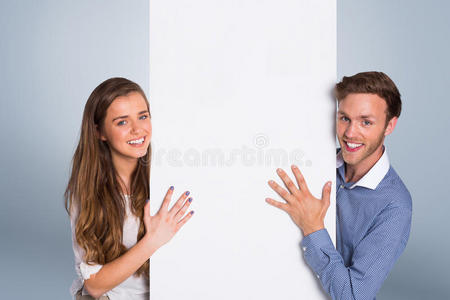 带有空白板的快乐年轻夫妇的复合图像