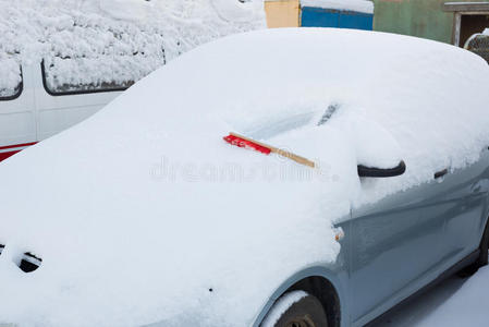 汽车上覆盖着雪。 冬天的概念