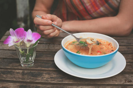 泰语 女孩 女人 泰国 餐厅 吃饭 亚洲 食物 美味的 汤姆