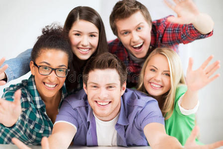 你好同学学校里的一群学生照片