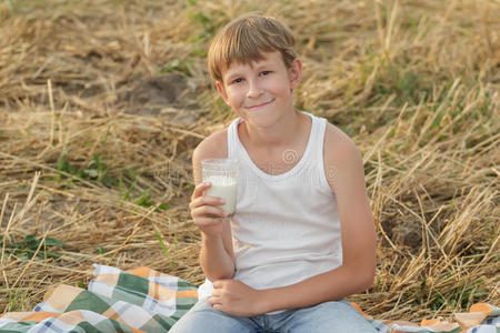 牛奶 新的 产品 玻璃 乳制品 午餐 白种人 营养 领域