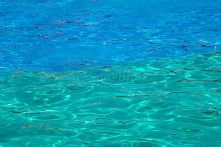 蓝色游泳池水与阳光反射