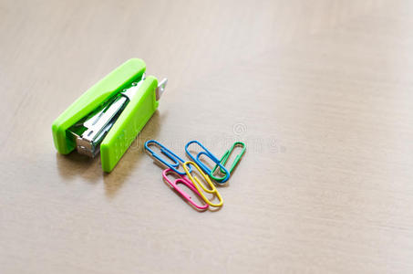 绿色订书机和回形针